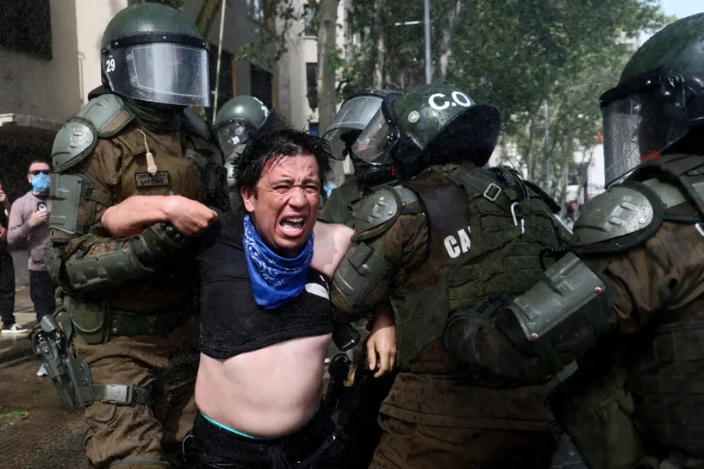 Tensión en Chile: estudiantes protestaron contra posibles recortes en educación y hubo enfrentamientos con la Policía
